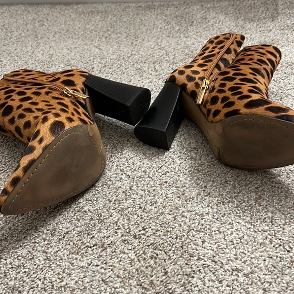 Vince Camuto Cheetah Print Bootie Size 6 - Picture 5 of 5